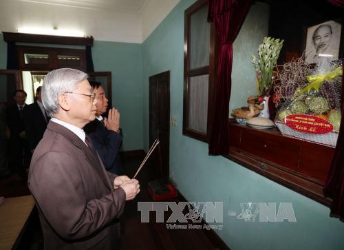 Tổng Bí thư Nguyễn Phú Trọng dâng hương tưởng niệm Bác Hồ ảnh 1